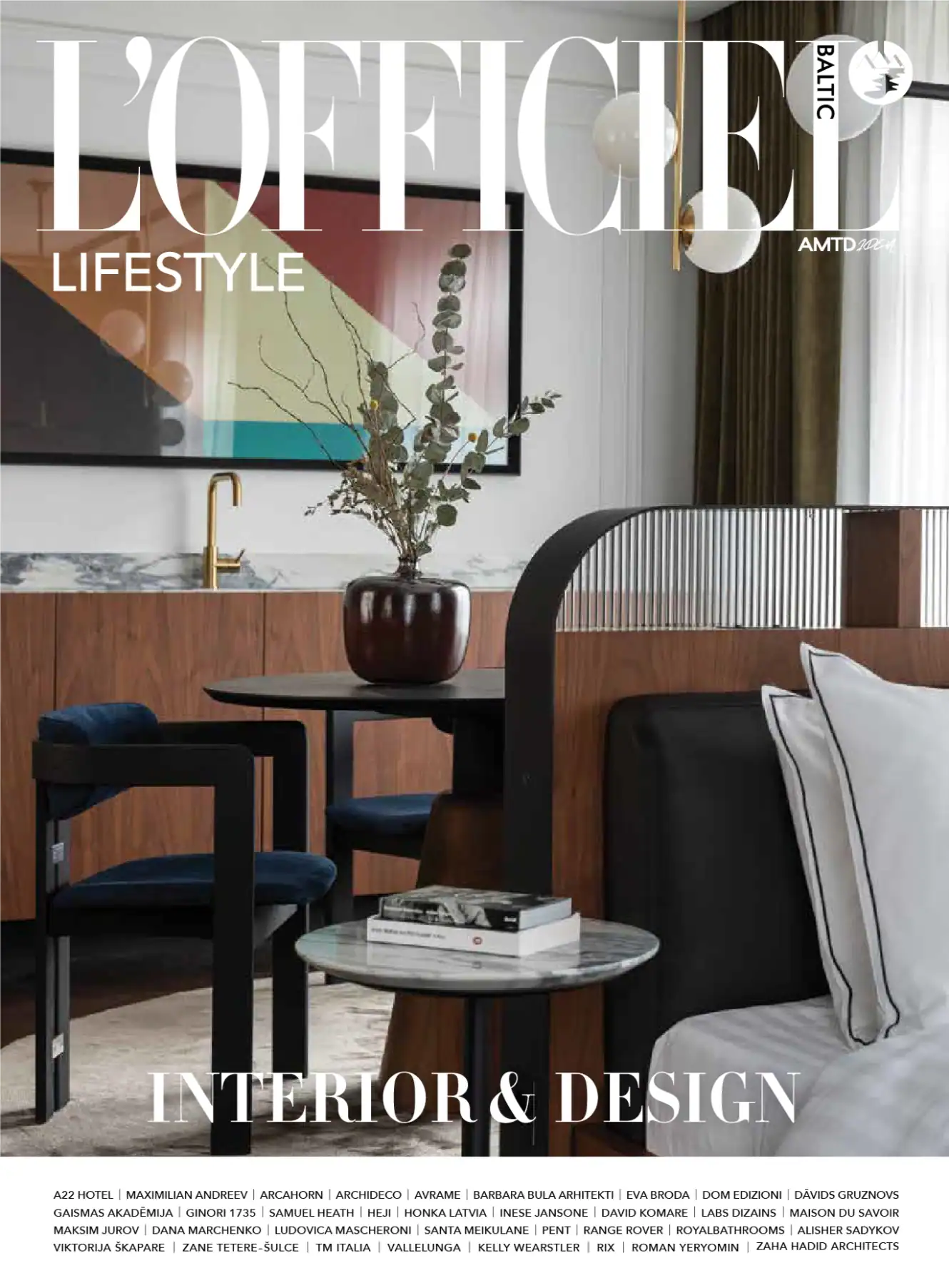 Elegante camera da letto dal design contemporaneo, biancheria accogliente e accenti decorativi.